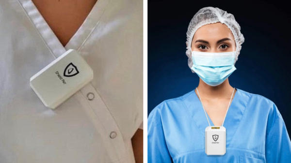 Mieke draagt een elektronisch "mondkapje" tegen 5G-straling, chemtrails én gevaccineerde mensen