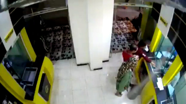 Je geeft me geen geld? Prima, krijg jij een handgranaat van mij