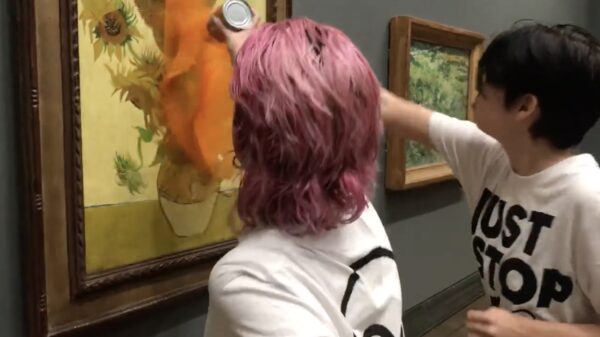 Activisten redden 'het klimaat' door tomatensoep over schilderij Van Gogh te gooien