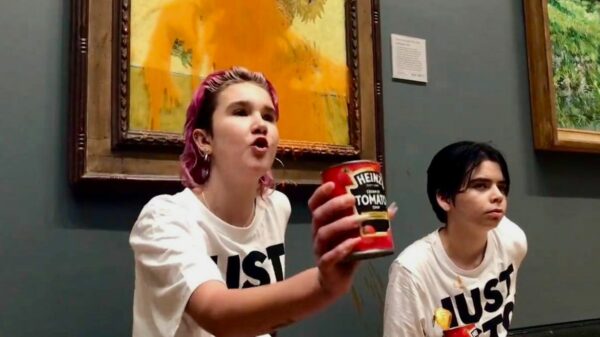 Activisten redden 'het klimaat' door tomatensoep over schilderij Van Gogh te gooien