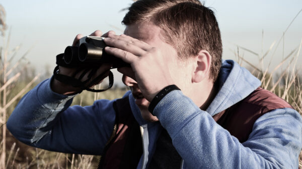 Let op, de buurman staat weer op zijn balkon te gluren