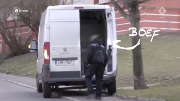 Crimineeltje dacht een gratis tv te kunnen jatten; daar kreeg 'ie spijt van!