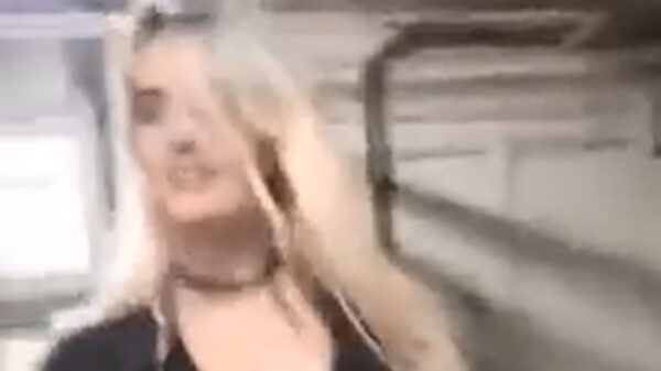 Blondine kijkt niet uit waar ze loopt