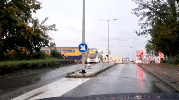 Ongekende beelden: trein rijdt dwars door bus heen in Bergen op Zoom