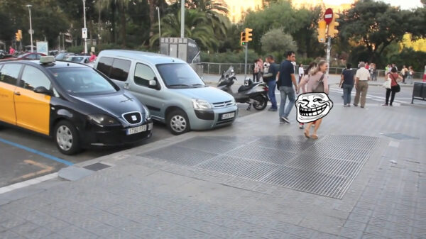 Juffrouw met kort rokje krijgt te maken met een zeer plaatselijk windje