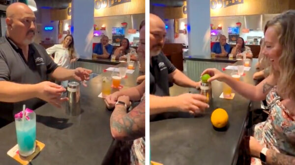 Deze getalenteerde barman heeft een aantal heerlijke trucs op z'n sleeve