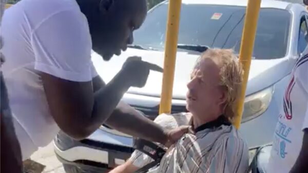 'Smeerpijp op Curaçao chat met 12-jarig meisje'; bewoners delen tikken uit