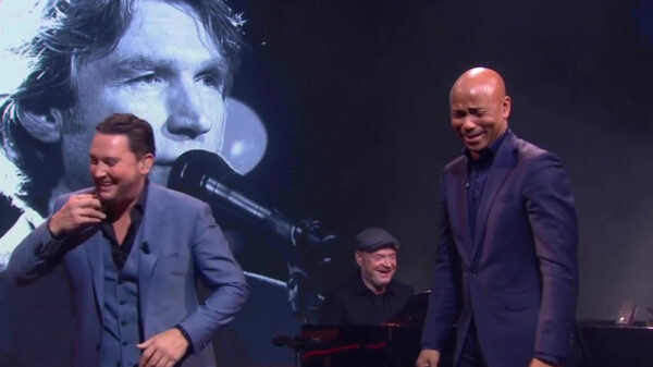 Foutje, bedankt: Humberto kondigt doodleuk Tino Martin als Dries Roelvink aan