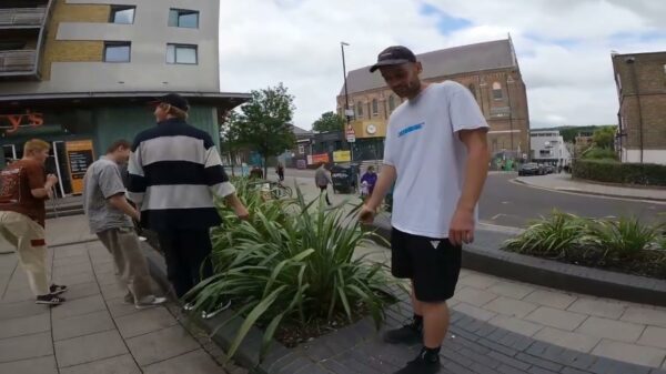 Groepje skaters heeft de grootste lol met een vulgair plantje