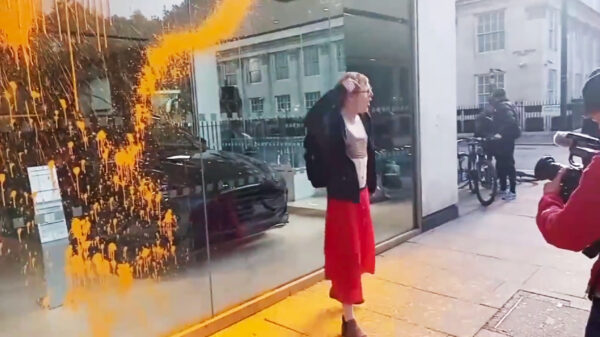 Ook showroom Aston Martin besmeurd door activisten van Extinction Rebellion