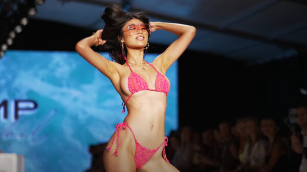 Poëzie in beweging: Gloria Tang loopt in een slakkentempo over de catwalk