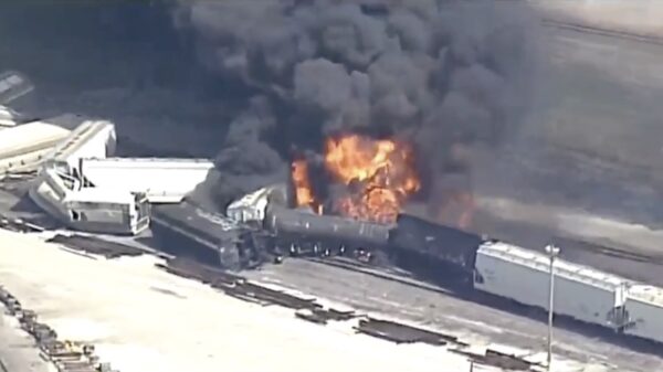 Goederentrein ontspoort in St. Louis (Amerika) en vliegt compleet in de hens