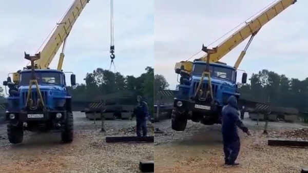 Russische kraan heeft geen zin meer en gooit bestuurder eruit