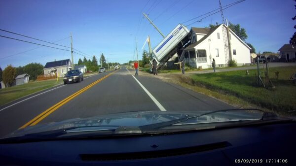 Brokkenpiloot parkeert zijn vrachtwagen netjes tegen een huis en in de hoogspanningskabels