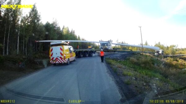 Een stukje van een windmolen vervoeren gebeurt met de grootste precisie!
