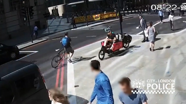 Engelse gentleman rijdt door rood en geeft voetganger een kopstoot