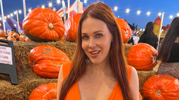 Actrice Maitland Ward bereidt zich voor op Halloween en gaat op zoek naar mooie, grote ronde pompoenen