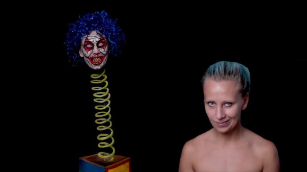 Kika tovert zichzelf met een beetje make-up om tot een 'Jack in The Box'