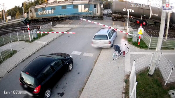 Poolse automobilist jankt dwars door slagboom en beukt tegen passerende trein