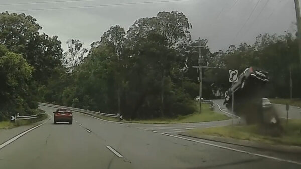 Aussie gaat onbedoeld stukje offroad en lanceert zich richting Nieuw-Zeeland