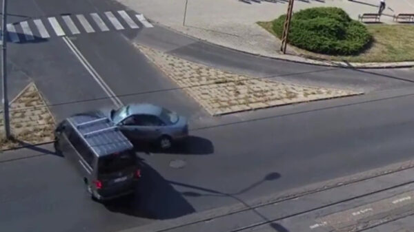 Een heleboel Poolse verkeersidioten in één heerlijke compilatie