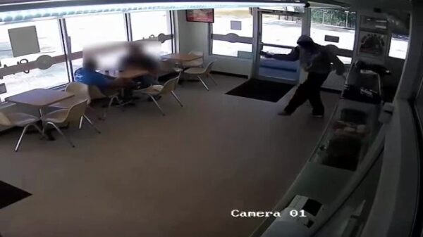 Gewapende overvaller tegen getuigen: "Hier, een paar donuts, en nu mondje dicht hè"