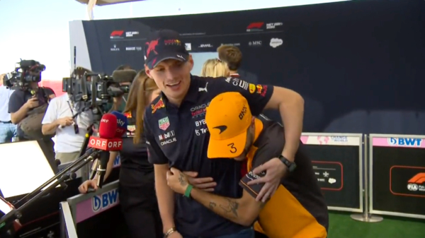 Daniel Ricciardo verrast Verstappen met felicitaties tijdens interview
