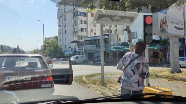 Altijd handig als oma het verkeerslicht scherp in de gaten houdt