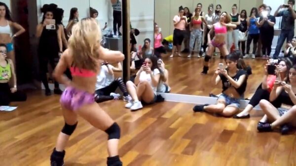 Goedemorgen. Tijd om de spieren goed los te krijgen met een prettig dansje