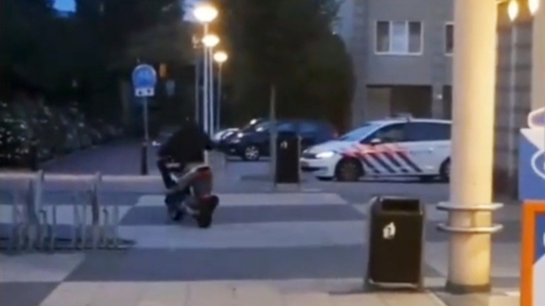Scooterkneus bijna overhoop gereden door politieauto in Barendrecht