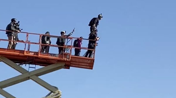 Keurig gemikt: basejumper landt precies bovenop de parachute van zijn collega