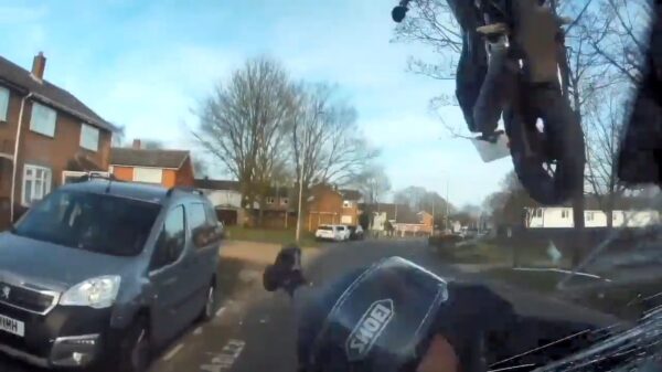 Motorrijder knalt frontaal op auto en geeft voorruit een knetterharde kopstoot