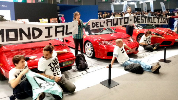 Activisten van Extinction Rebellion lijmen zich aan veel te dure Ferrari's in Parijs