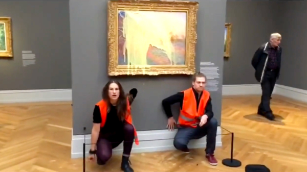 Klimaatactivisten gooien aardappelpuree over schilderij Monet met waarde van 110 miljoen dollar