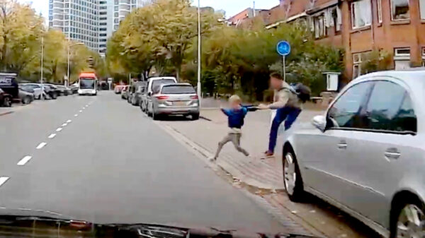 Scherp: vader trekt jochie aan zijn capuchon terug voordat hij de weg op rent