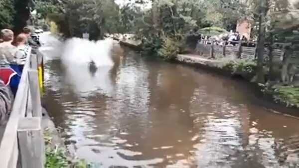 Motorrijder houdt er de vaart in als hij op een 'plasje' afrijdt