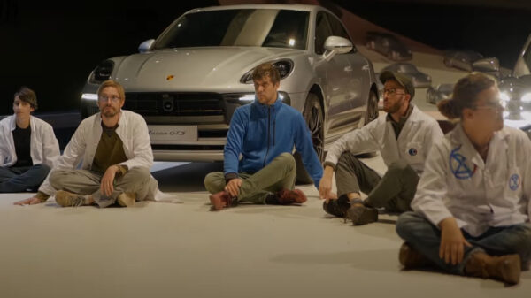 Personeel automuseum heeft lak aan klimaatdemonstranten en gaat doodleuk naar huis, demonstranten boos