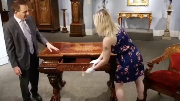 Hoeveel geheime vakjes heeft dit bureau uit het jaar 1840?