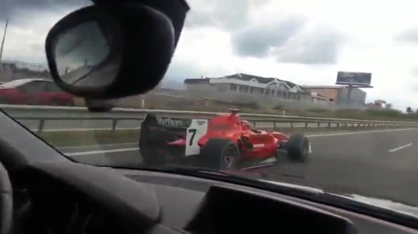 Dit model Ferrari zie je niet zo vaak op de snelweg