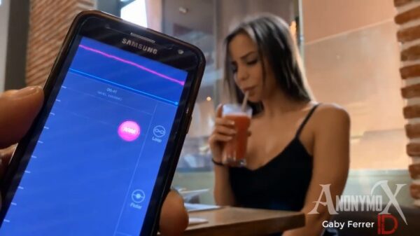 Charmante bh-loze brunette geniet ontzettend van haar maaltijd