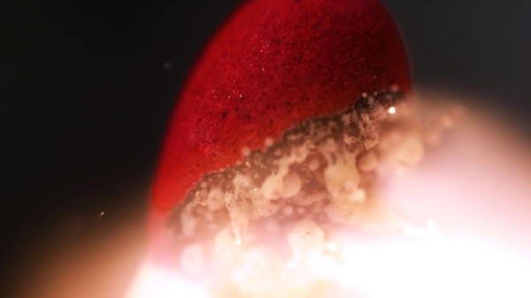 Fascinerende slow motion beelden van een brandende lucifer gefilmd met macrolens