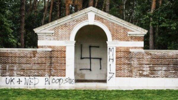 WTF: graven, muren en de kapel van oorlogsbegraafplaats in Mierlo met hakenkruizen beklad