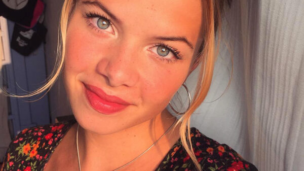 Sofie Wortelboer op zoek naar wat extra volgers, poseert in lingerie voor haar spiegel