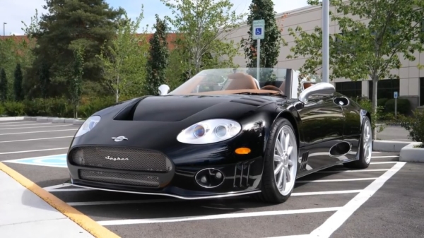 Enthousiasteling maakt voor het eerst een ritje in de Nederlandse Spyker C8 Spyder