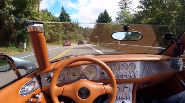 Enthousiasteling maakt voor het eerst een ritje in de Nederlandse Spyker C8 Spyder