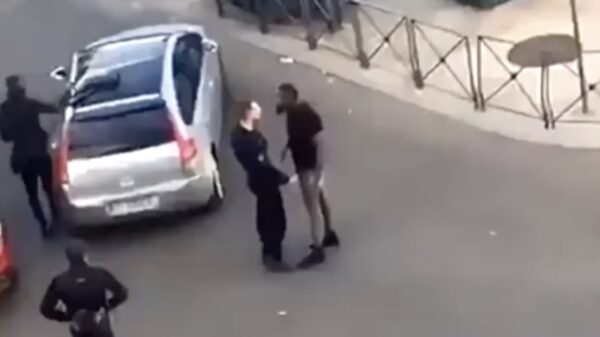 Franse agent daagt verdacht uit voor een gezellig potje MMA