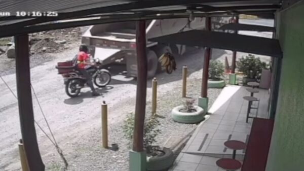 Vrachtwagenchauffeur parkeert zijn bolide bovenop een onvoorziene motor