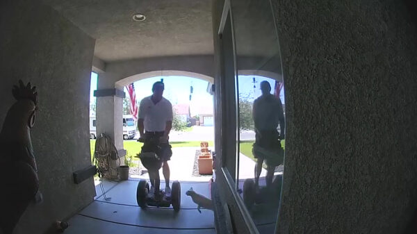 Securitykat zorgt voor epische crash met Segway