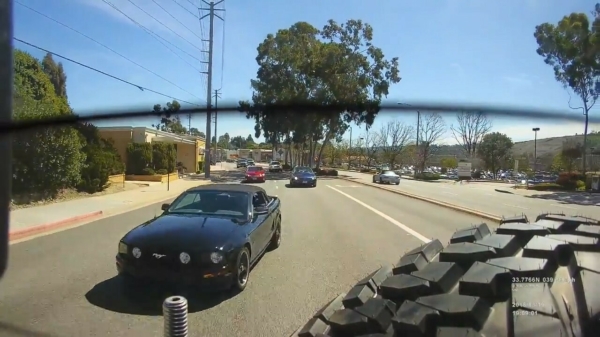 Onoplettende automobilist geeft Jeep een kusje en rijdt zijn voorkant naar de getver