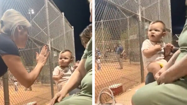 Blondine met zelfspot weet baby heerlijk te trollen